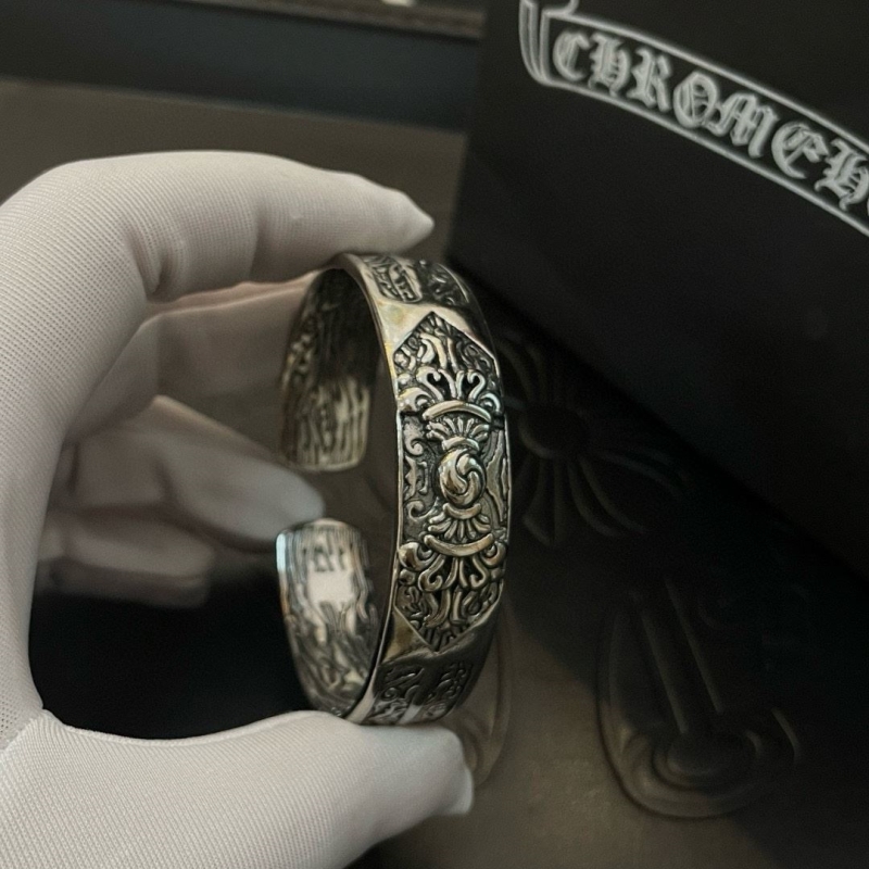 Ch*0me He**ts necklaces